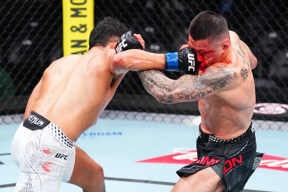 Adrian Yanez đấm Ricky Simon trong trận đấu hạng bantamweight tại UFC Seattle.