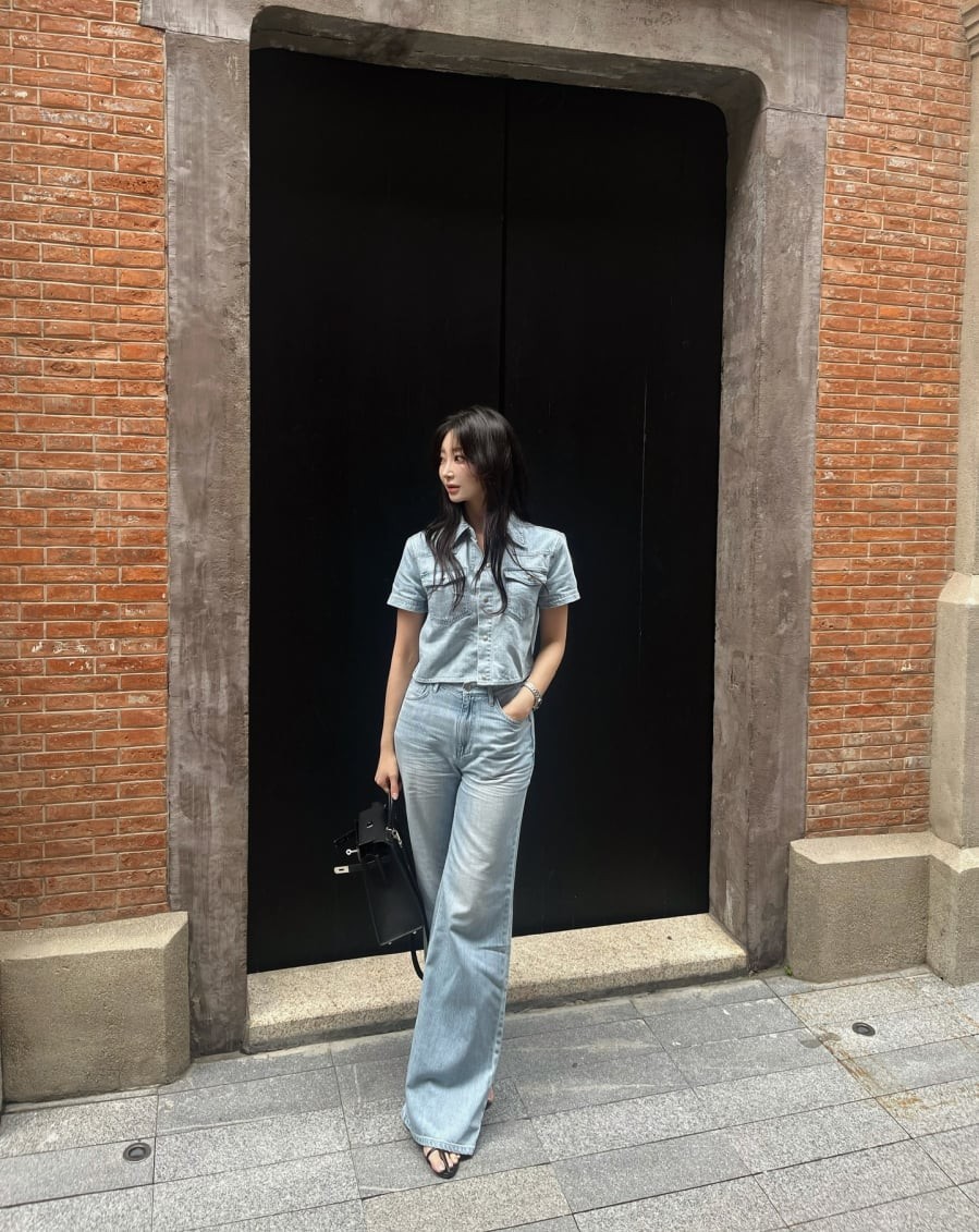 Việc kết hợp áo denim như sơ mi hoặc gile với quần jeans cùng tông hoặc chênh lệch nhẹ về màu sắc giúp tạo nên tổng thể hài hòa và có chiều sâu.