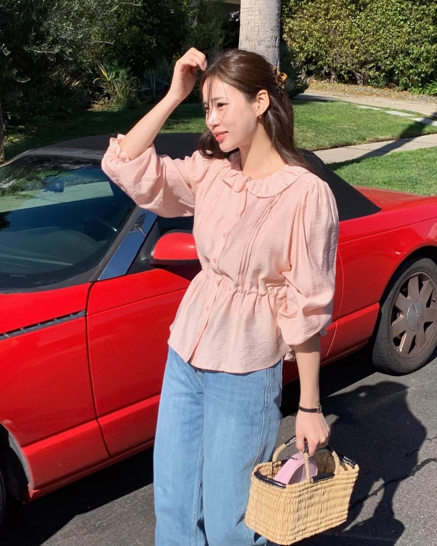 Để giữ đúng tinh thần tối giản, nên chọn các thiết kế trơn màu, ít họa tiết và có phom dáng vừa phải. 