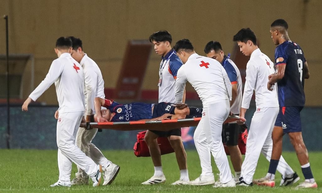 Quang Hải dính chấn thương nặng.