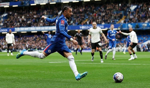 Malo Gusto (7 điểm): Hoạt động năng nổ bên hành lang cánh, đóng góp một kiến tạo cho Tosin và tham gia trực tiếp vào bàn thắng thứ ba.