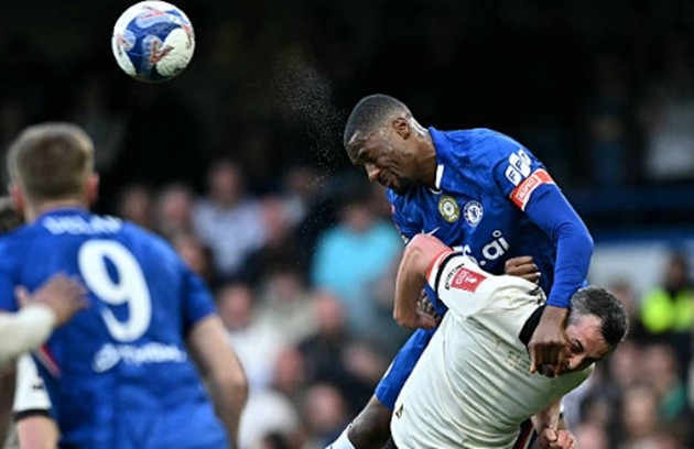 Tosin Adarabioyo (7 điểm): Giống Fofana, Tosin không phải phòng ngự nhiều. Anh còn tạo ra một điểm nhấn với pha không chiến dũng mãnh để ghi tên mình lên bảng điện tử