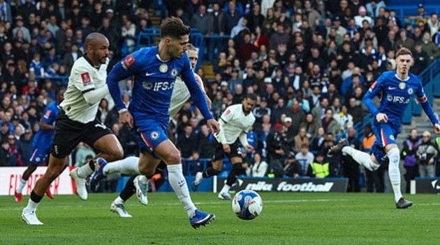 Pedro Neto (7 điểm) hoàn thành xuất sắc nhiệm vụ quấy rối hành lang cánh phải và có một pha dọn cỗ cho Joao Pedro trước khi rời sân nhường chỗ cho Garnacho.