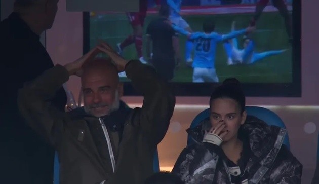 Pep Guardiola gây chú ý bên cạnh con gái