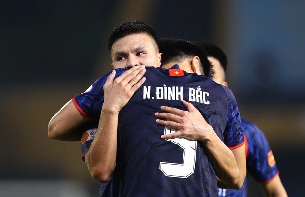 Quang Hải chia sẻ niềm vui cùng người đàn em.