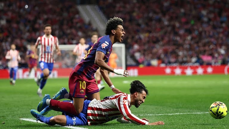 Atletico mất người trước giờ nghỉ.