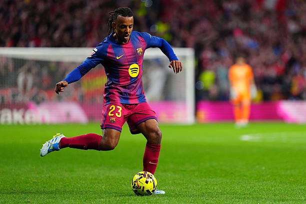 Jules Kounde - 6.3 điểm: Bắt nhịp tốt trong lần đầu tiên tái xuất sau chấn thương, dù không phải đối mặt với nhiều áp lực phòng ngự.