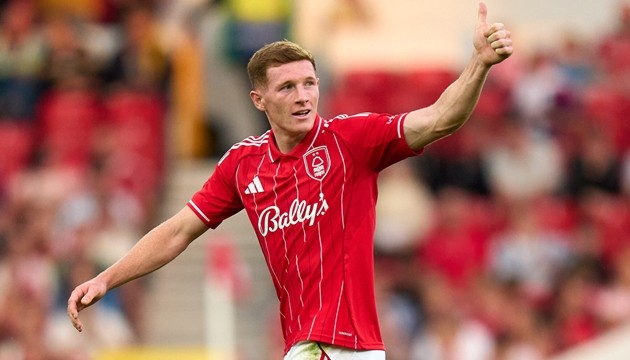 Thành Manchester cạnh tranh Elliot Anderson.