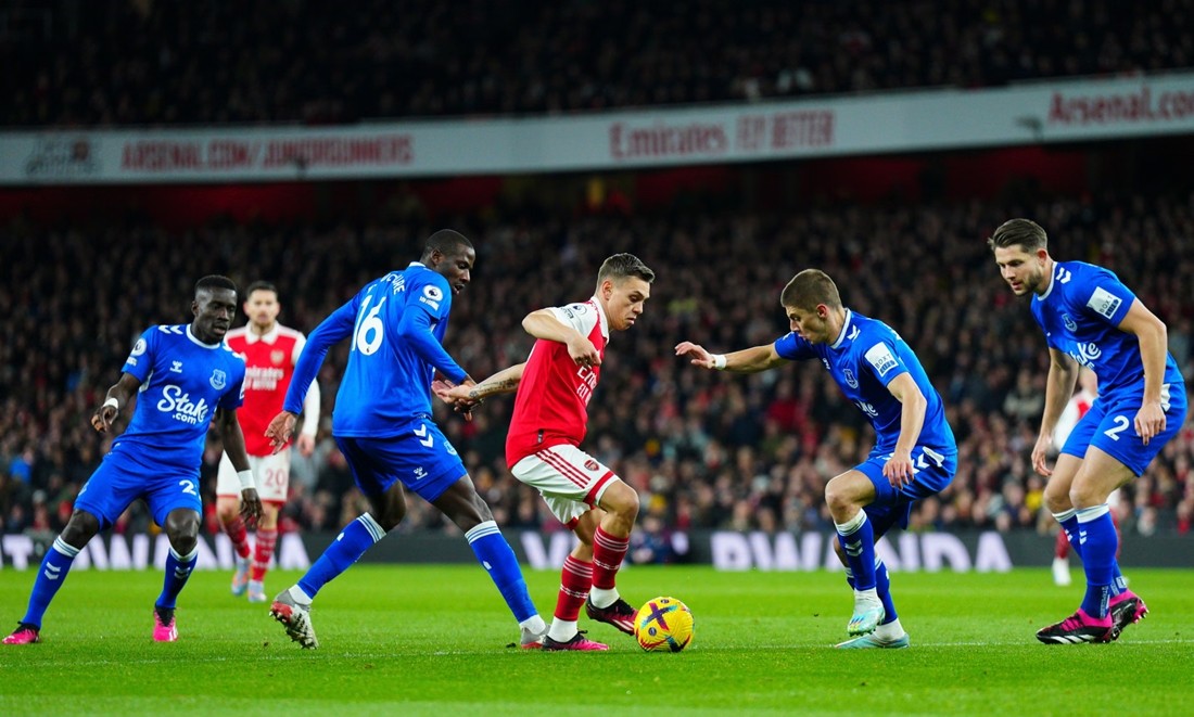 Leandro Trossard đôi khi cũng được bố trí chơi ở vị trí số 9 ảo tại Arsenal.