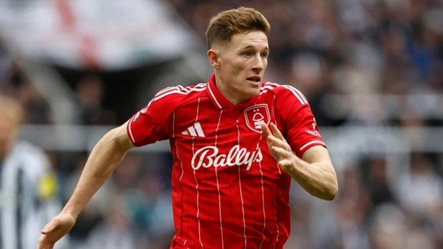 Elliot Anderson hướng mình đến Man City