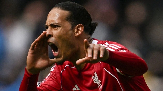 Van Dijk phê bình Liverpool đầu hàng quá sớm