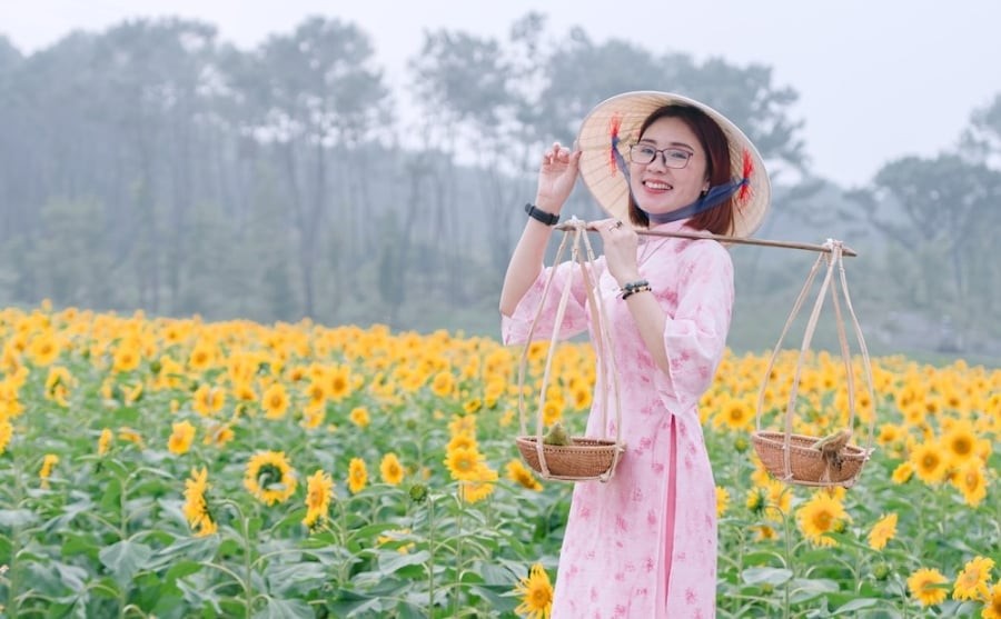 Cụ thể, Giỗ Tổ Hùng Vương rơi vào chủ nhật 26/4, do đó người lao động được nghỉ bù vào thứ hai 27/4, tạo kỳ nghỉ 3 ngày liên tiếp từ 25 - 27/4. Kỳ nghỉ 30/4 - 1/5 rơi vào thứ năm và thứ sáu; nếu nghỉ thứ bảy, chủ nhật liền kề, tổng thời gian nghỉ có thể kéo dài 4 ngày từ 30/4 - 3/5.