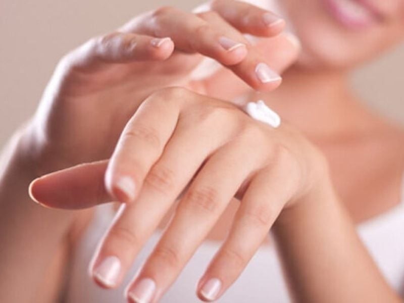 Có thể lựa chọn sản phẩm tẩy tế bào chết vật lý với hạt mịn hoặc dạng hóa học nhẹ tùy theo tình trạng da.