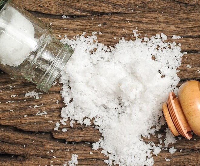 Phương pháp gội đầu với nước muối được một chuyên gia làm đẹp người Nhật áp dụng và ghi nhận sự cải thiện rõ rệt về mật độ tóc sau một thời gian kiên trì.