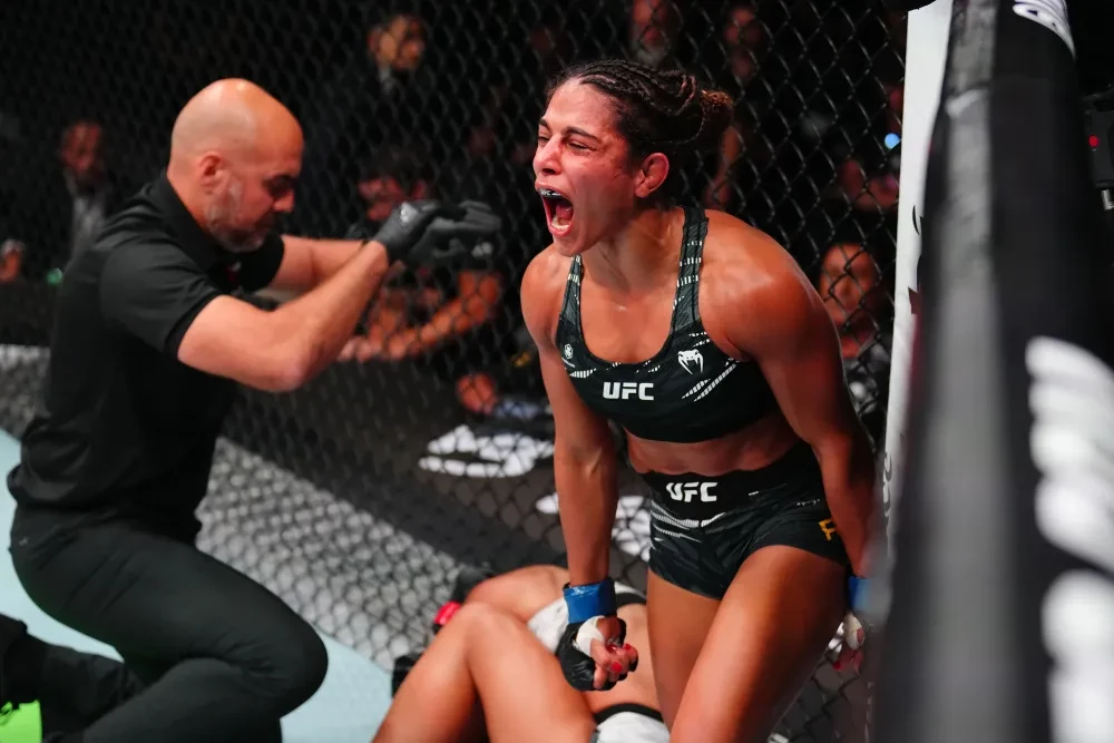 Tabatha Ricci đang ăn mừng chiến thắng tại UFC Fight Night.