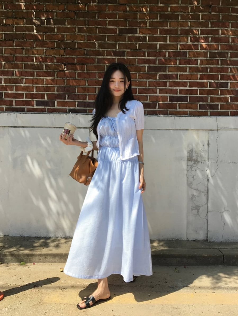 Các màu như trắng, kem, xanh nhạt hoặc họa tiết hoa nhỏ mang lại cảm giác nhẹ nhàng và nữ tính.