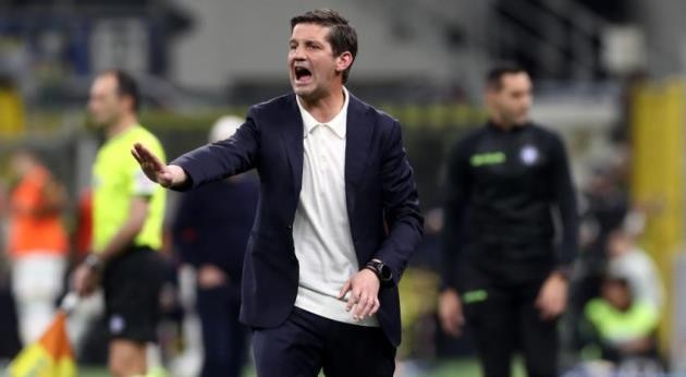 HLV Chivu hài lòng với các học trò sau chiến thắng.