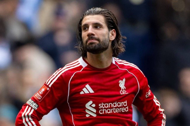 Tiền vệ người Hungary gây tranh cãi khi phản ứng với CĐV nhà.