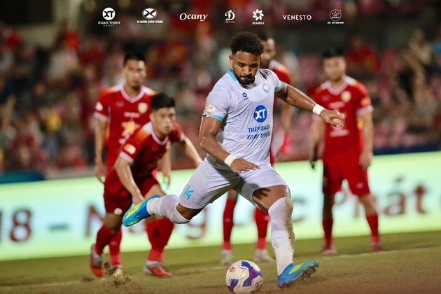 Xuân Son thể hiện hai mặt đối lập trong trận thắng Hà Tĩnh. Ảnh: CLB Nam Định