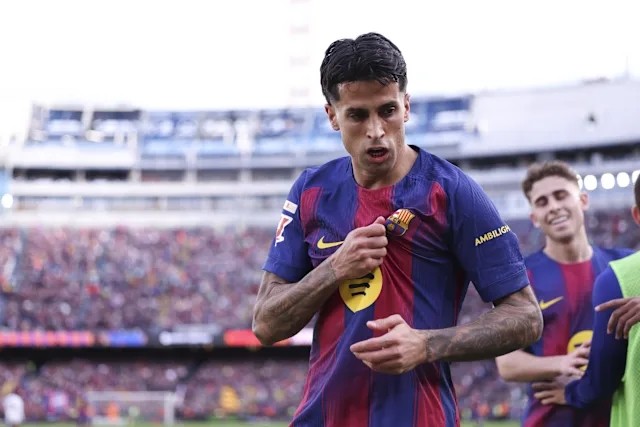 Barcelona được cho đang nỗ lực giữ chân Joao Cancelo.