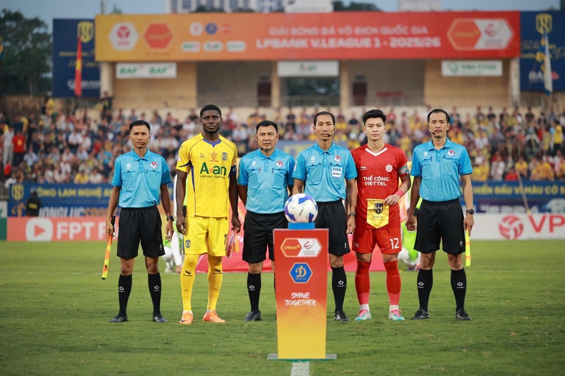 Tổ trọng tài điều khiển trận Sông Lam Nghệ An gặp Thể Công Viettel ở vòng 17 V-League 2025/26. Ảnh: VPF.