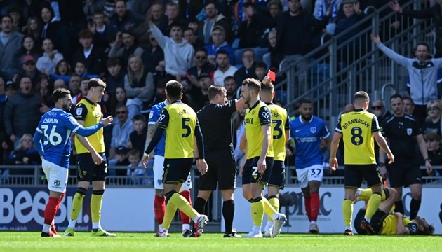 Tấm thẻ đỏ khiến bầu không khí trở nên nóng hơn bao giờ hết.