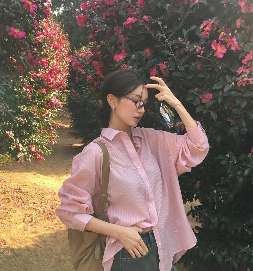 Quần âu khi đi cùng áo blouse tạo nên tổng thể mềm mại và tinh tế hơn so với phong cách truyền thống.