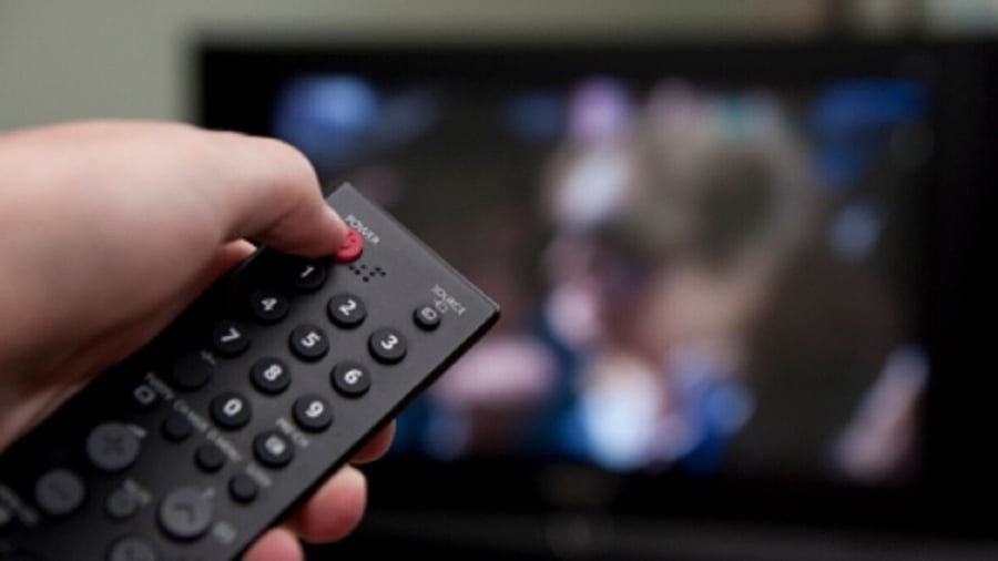 Khi tắt bằng điều khiển, tivi sẽ chuyển sang chế độ chờ và vẫn âm thầm ngốn điện.