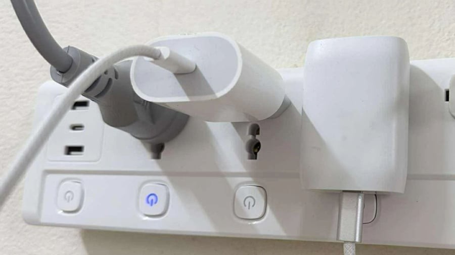 Bộ sạc điện thoại cũng nên được rút ra khi không sử dụng.