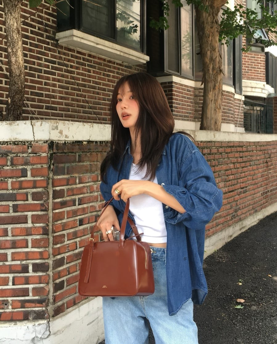 Với chất liệu đặc trưng, sơ mi denim mang lại cảm giác khỏe khoắn và trẻ trung ngay từ cái nhìn đầu tiên. 