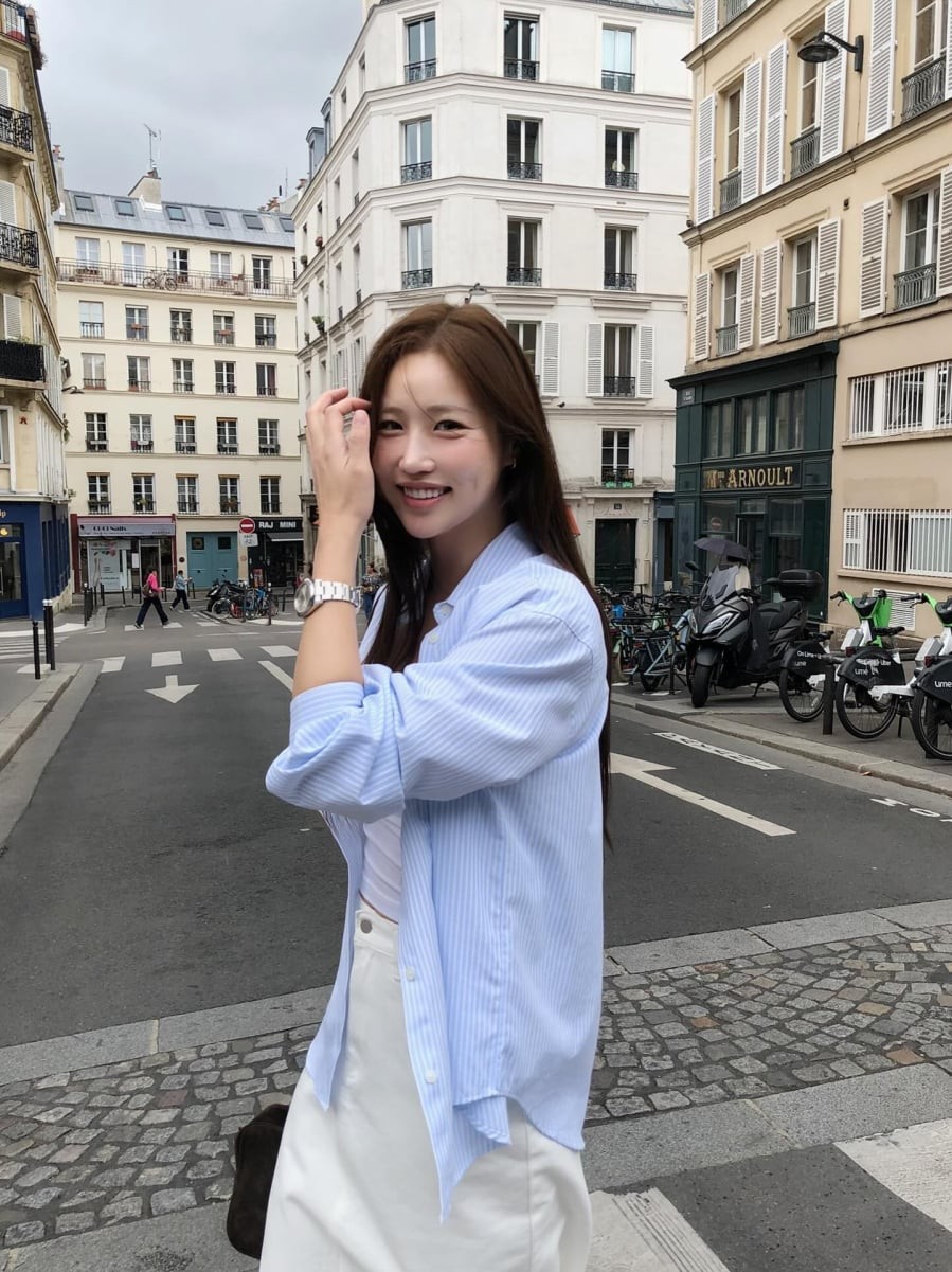 So với các thiết kế trơn màu, sơ mi kẻ mang lại hiệu ứng thị giác rõ ràng hơn nhờ các đường họa tiết. 