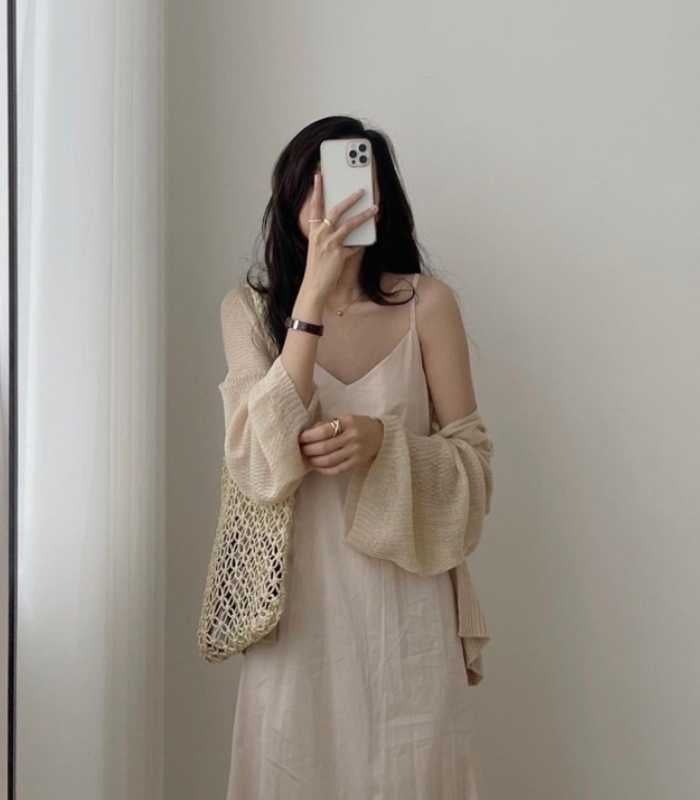 Các kiểu áo khoác dệt kim mỏng hoặc sơ mi nhẹ giúp cân bằng giữa sự kín đáo và thoải mái