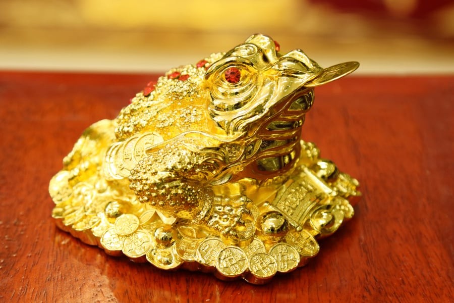 Hình ảnh cóc ba chân ngậm đồng tiền vàng trong miệng mang ý nghĩa thu hút tài lộc, giữ của cải trong nhà. Ảnh minh họa