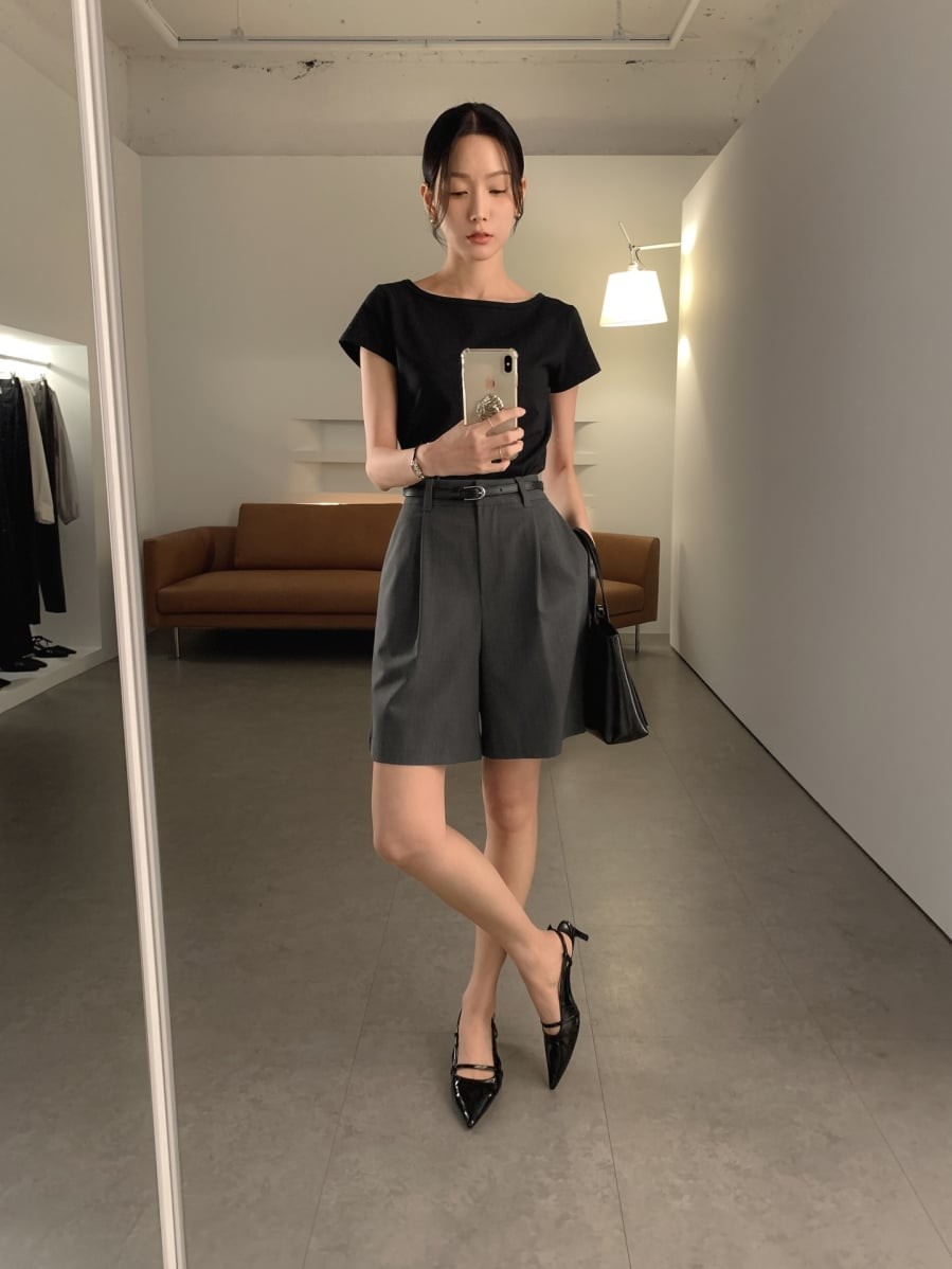 Quai mảnh phía sau không chỉ tăng độ thoáng mà còn góp phần kéo dài đường nét của bàn chân, đặc biệt khi kết hợp cùng mũi nhọn