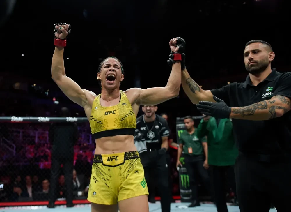 Dione Barbosa trong trận đấu với Ernesta Kareckaite tại UFC 301