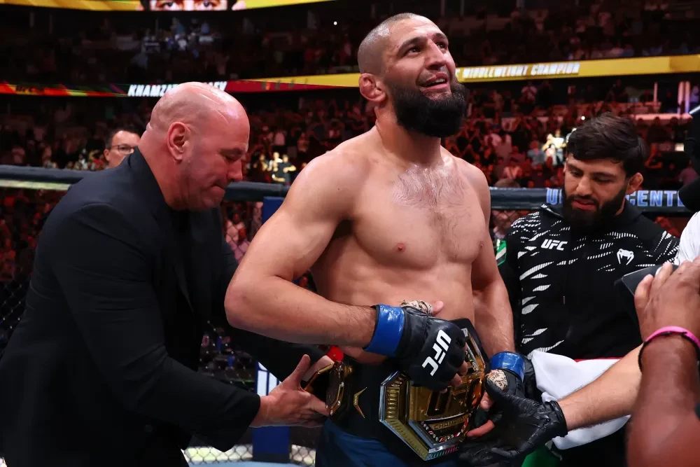 Khamzat Chimaev ăn mừng sau chiến thắng tại UFC 319