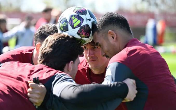 Arsenal bị chế giễu vì bài tập lạ trước thềm tứ kết Champions League.