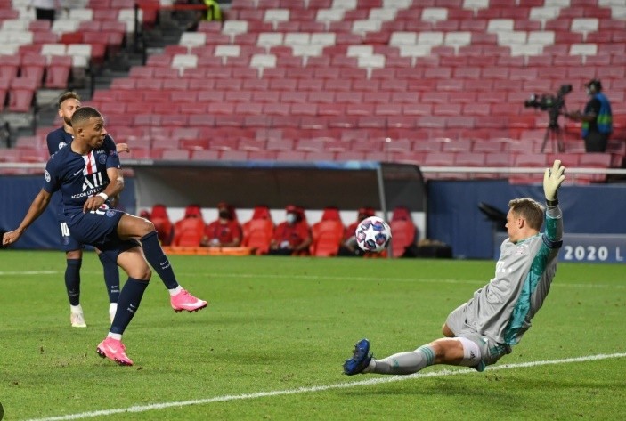 Mbappe cũng đã từng gây khó dễ cho Neuer khi còn chơi cho PSG.