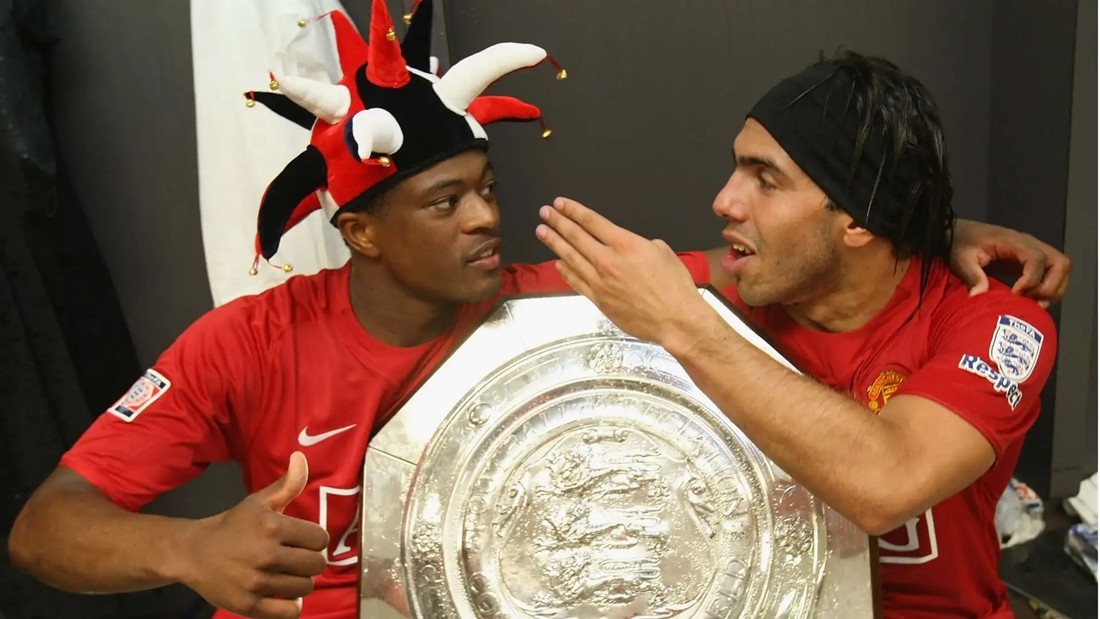 Patrice Evra từng là đồng đội thân thiết với Carlos Tevez tại Man Utd.