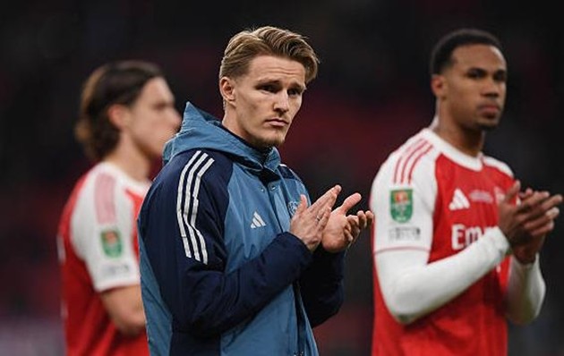 Odegaard sa sút bởi chấn thương.