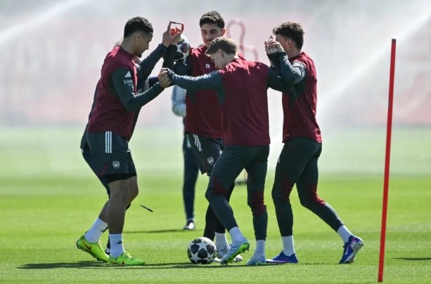 Arsenal gây chú ý với bài tập cùng bút.