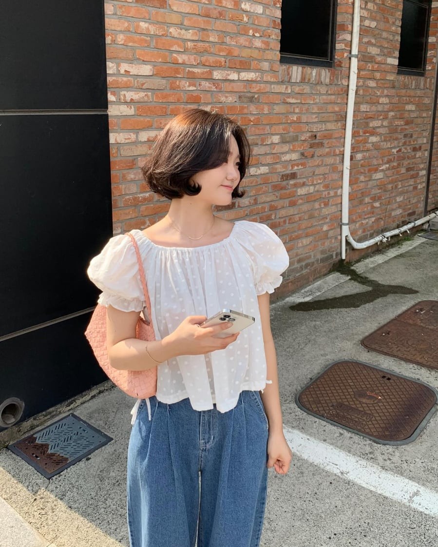 Khi cần một set đồ vừa trẻ trung vừa không kém phần thanh lịch, áo blouse đi cùng quần jeans là lựa chọn đáng cân nhắc.