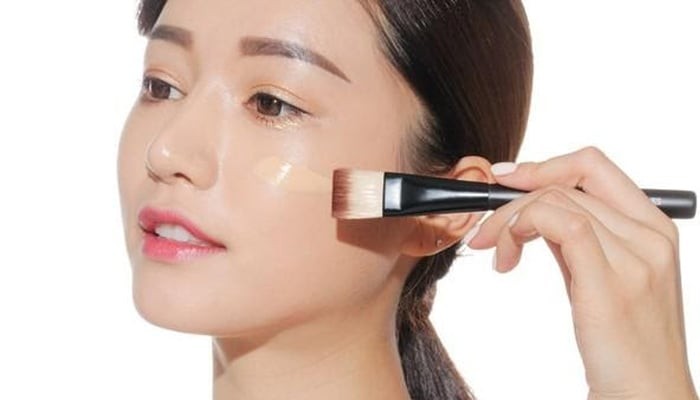 Sau khi hoàn thiện lớp nền, nên sử dụng xịt cố định rồi phủ thêm một lớp phấn mỏng để “khóa” lớp makeup.