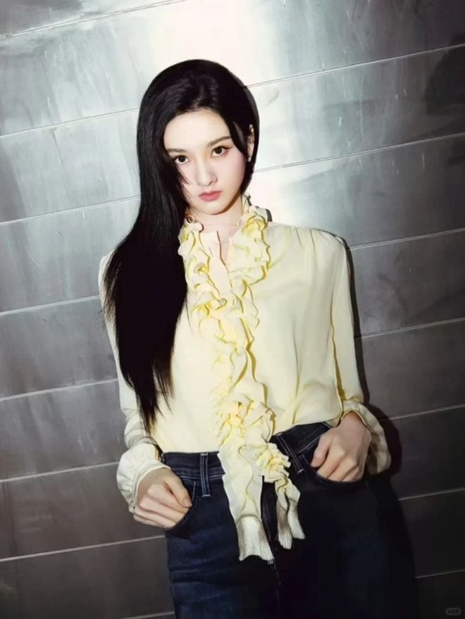 Những chất liệu như voan, lụa hay vải sheer khi kết hợp cùng các đường nhún nhẹ tạo nên hiệu ứng mềm mại, giúp tổng thể trang phục trở nên thanh thoát hơn. 