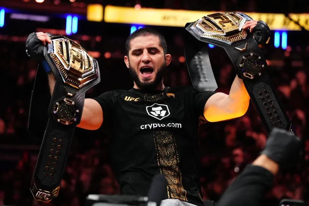 Islam Makhachev ăn mừng chiến thắng tại UFC 322