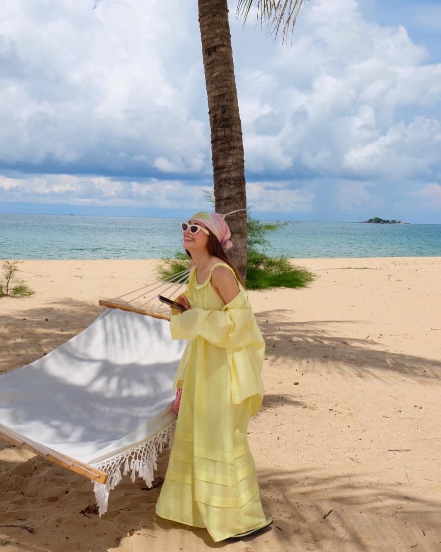 Váy maxi đi cùng áo sơ mi vàng chanh mang lại hiệu ứng thị giác rực rỡ.