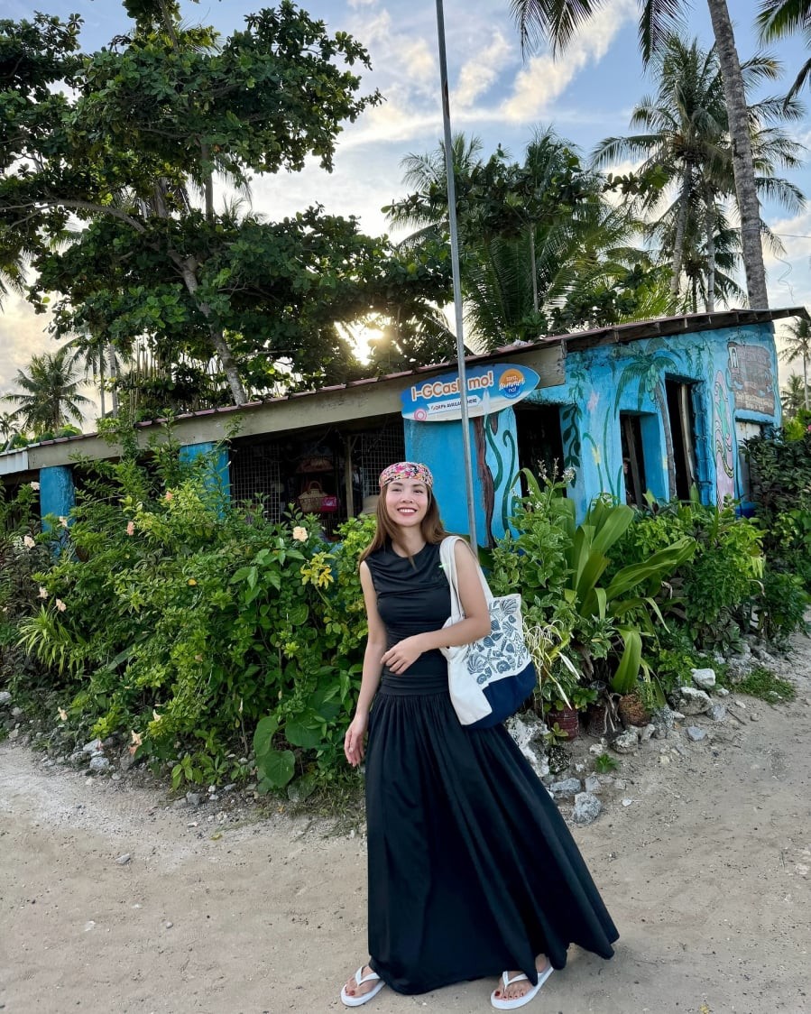 Sự kết hợp này tạo nên tổng thể vừa “cool” vừa tươi mới, phù hợp với nhiều bối cảnh du lịch.