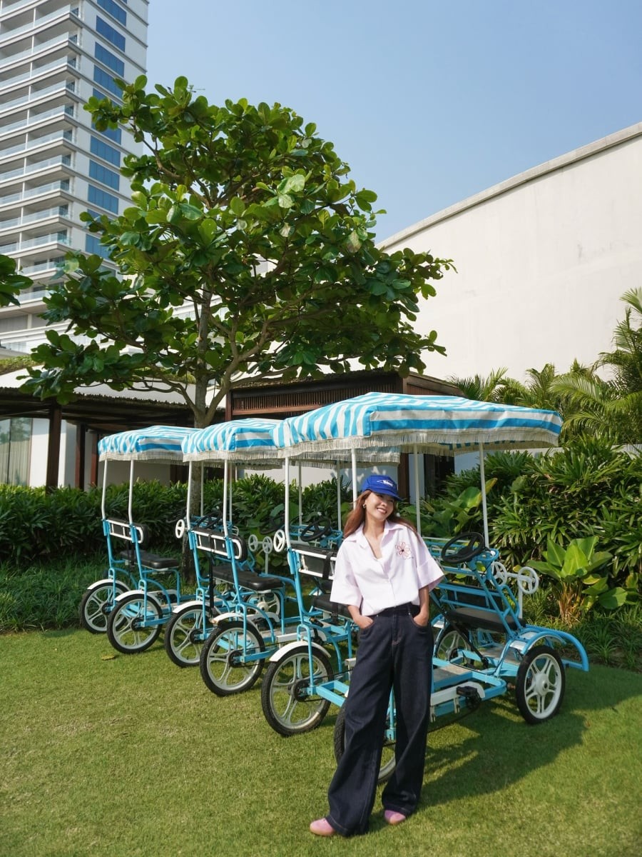 Khi đi cùng sneaker đồng màu, tổng thể trở nên đồng điệu và trẻ trung hơn, phù hợp cho những chuyến đi cần di chuyển nhiều.