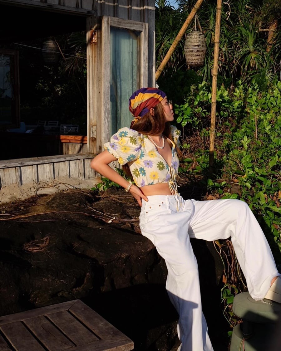 Việc kết hợp áo crop top hoa với quần trắng ống suông tạo nền trung hòa cho tổng thể. 