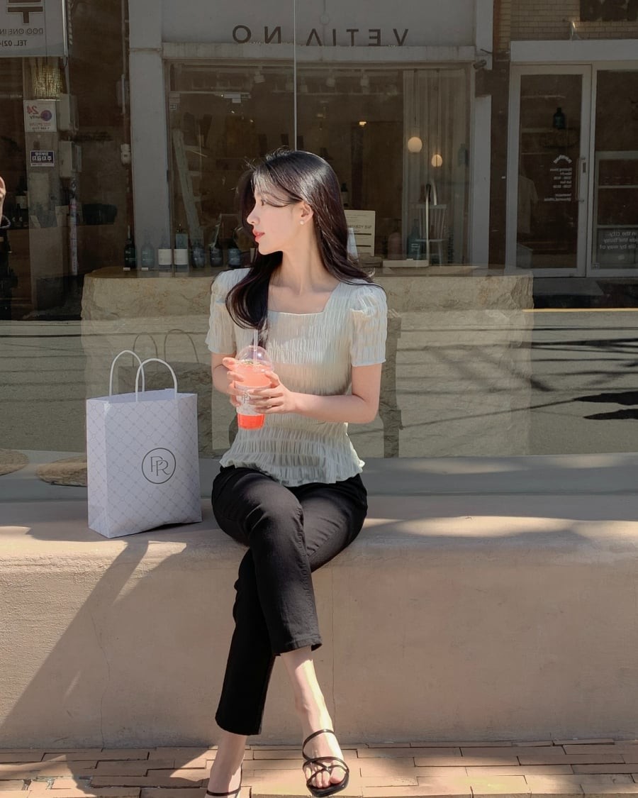 Các thiết kế có chi tiết như tay phồng, cổ nơ hoặc bèo nhẹ giúp tạo điểm nhấn mà không làm rối mắt.